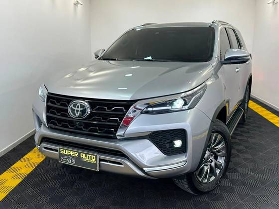TOYOTA HILUX SW4 2.8 D-4D TURBO DIESEL SRX 4X4 AUTOMÁTICO